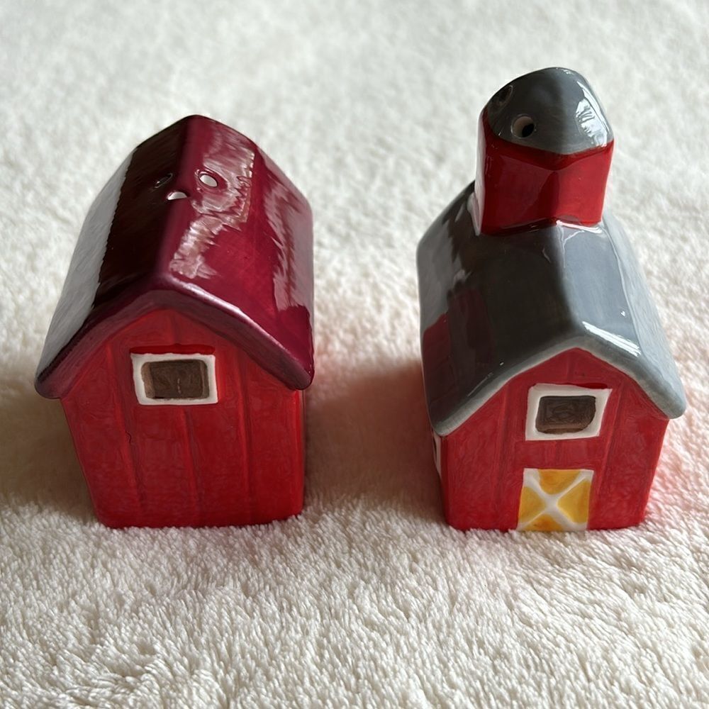 Vintage Red Barn Farm House Salt & Pepper Shakers - Picture 6 of 7